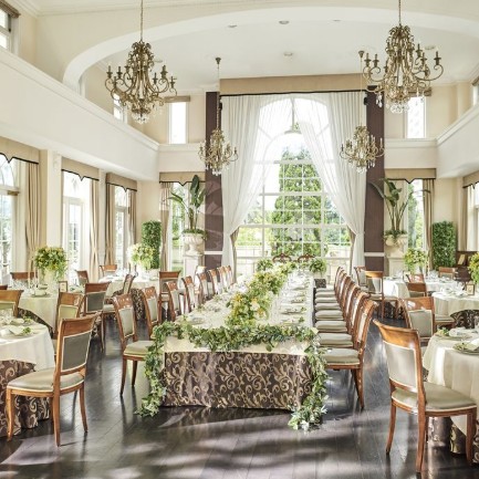 Stakleni paviljon u zelenom okruženju